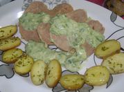Una foto de carne a la cacerola con papines