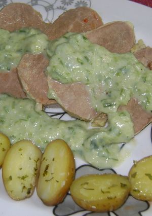 Una foto de Peceto con salsa de puerros y papines
