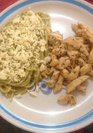 Una foto de Spagueti verde y fajitas de pollo a la plancha