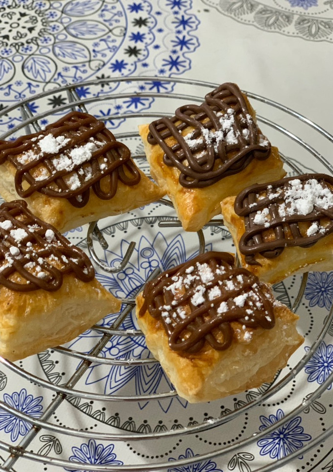 Una foto de Pastelitos de hojaldre de nutella y dulce de leche! Facilísimo!