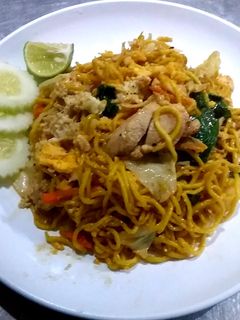 รูปของ เส้นเหลืองผัดซีอิ๊วไก่