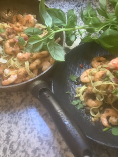 Une photo de 🌿Crevettes 🍤🦐sautées sur lit de tagliatelles 🍃🌱