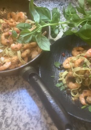 Une photo de 🌿Crevettes 🍤🦐sautées sur lit de tagliatelles 🍃🌱