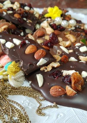 Una foto de Chocolate con frutos secos y más