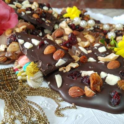 Chocolate con frutos secos y más Receta de Maria Beatriz Perez- Cookpad