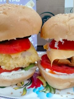 Hình của món Hamburger ức gà sốt teriyaki và ức gà bọc phô mai chiên xù.