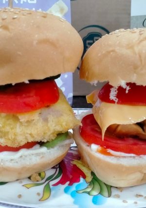 Hình của món Hamburger ức gà sốt teriyaki và ức gà bọc phô mai chiên xù.