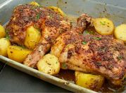 Una foto de muslos de pollo al horno