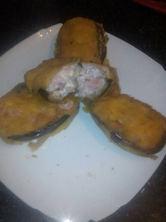 Una foto de berengenas rellenas de beicon jamon york y queso en crema y enpanadas 