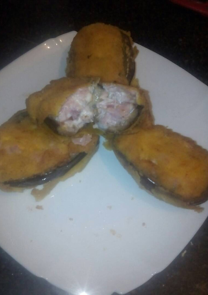 Una foto de berengenas rellenas de beicon jamon york y queso en crema y enpanadas 