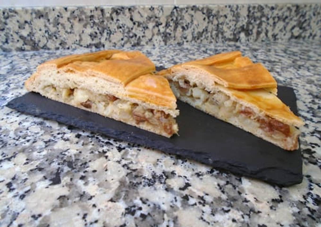 Empanada de bacalao con pasas