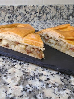 Una foto de Empanada de bacalao con pasas