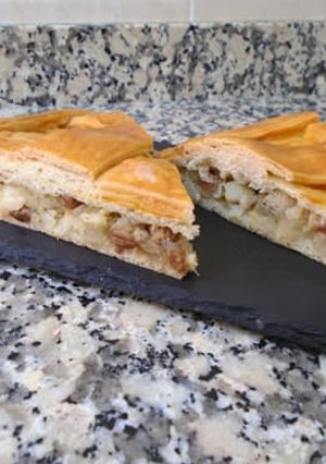 Una foto de Empanada de bacalao con pasas