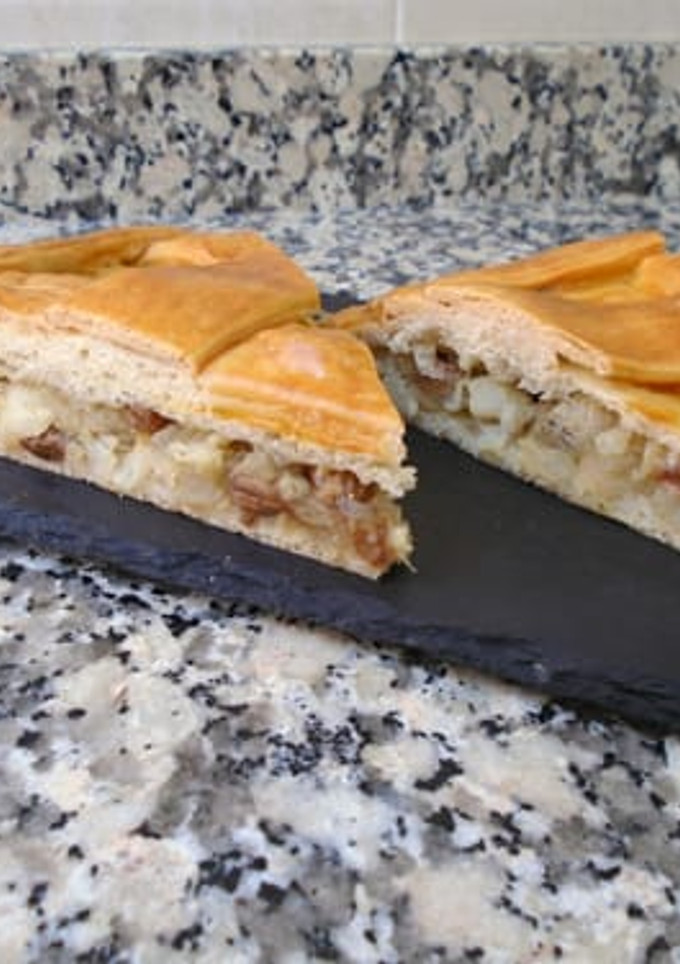 Una foto de Empanada de bacalao con pasas