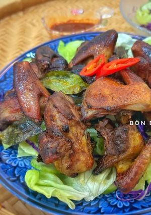 Hình của món Chim Câu Nướng Lá Mắc Mật.