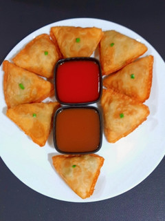 ક્રિસ્પી મટર સમોસા (Crispy Matar Samosa Recipe In Gujarati) રેસીપી મુખ્ય ફોટો