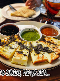 Una foto de Queso asado con mojo