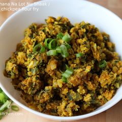 A picture of Lila Kanda Chana Na Lot Nu Shaak/Spring Onion Chickpea Flour Fry/Kandacha Patichya Zunka.