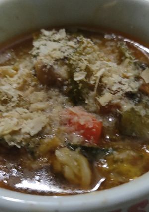 Una foto de Ramen vegano de zapallitos y gírgolas