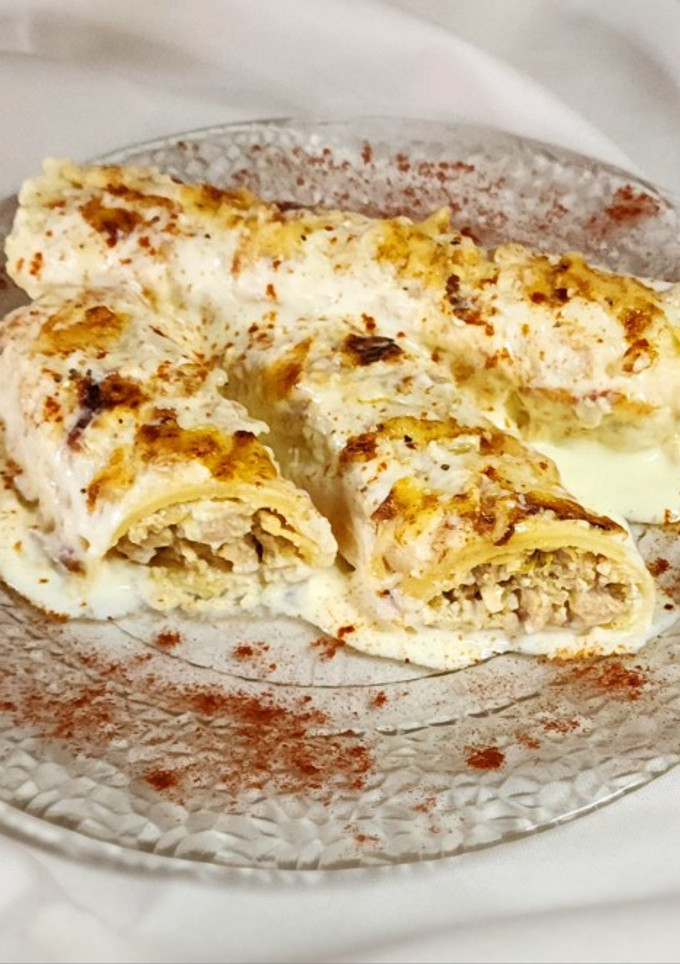 Una foto de 🍽️🍷 Canelones de pollo, puerro y ricotta en salsa bechamel, sin TACC 🍷🍽️