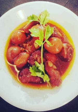 Hình của món Sườn non kho nước dừa & trứng cút.