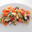 Ensalada colorida con manzana