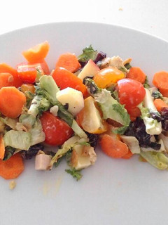 Una foto de Ensalada colorida con manzana
