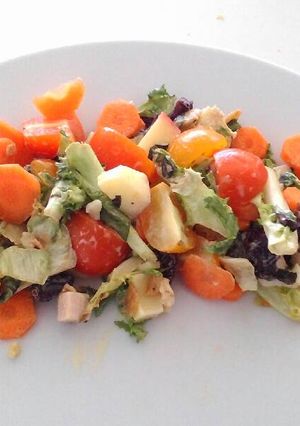 Una foto de Ensalada colorida con manzana