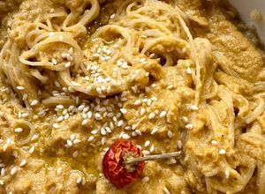Φωτογραφία της συνταγής Κρεμώδη Ασιατικά Noodles με Κόκκινες Φακές και Tofu (Vegan, High-Protein, gluten free)