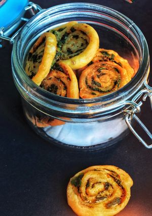 মেথি চক্রী(Methi chakri recipe in Bengali) রেসিপির প্রধান ছবি