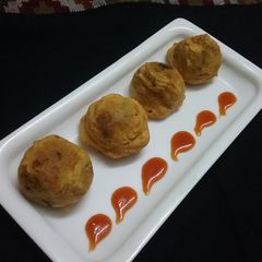 A picture of Aaloo bonda.