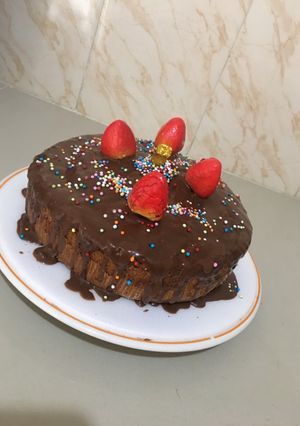 Una foto de Bizcocho sencillo con capita de chocolate.🤩❤️