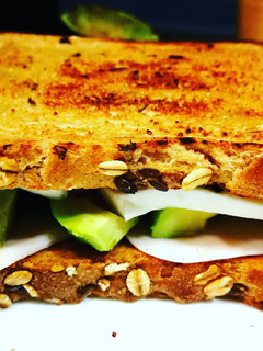 Una foto de Sándwich 8 cereales con jamón de pavo, aguacate y queso fresco