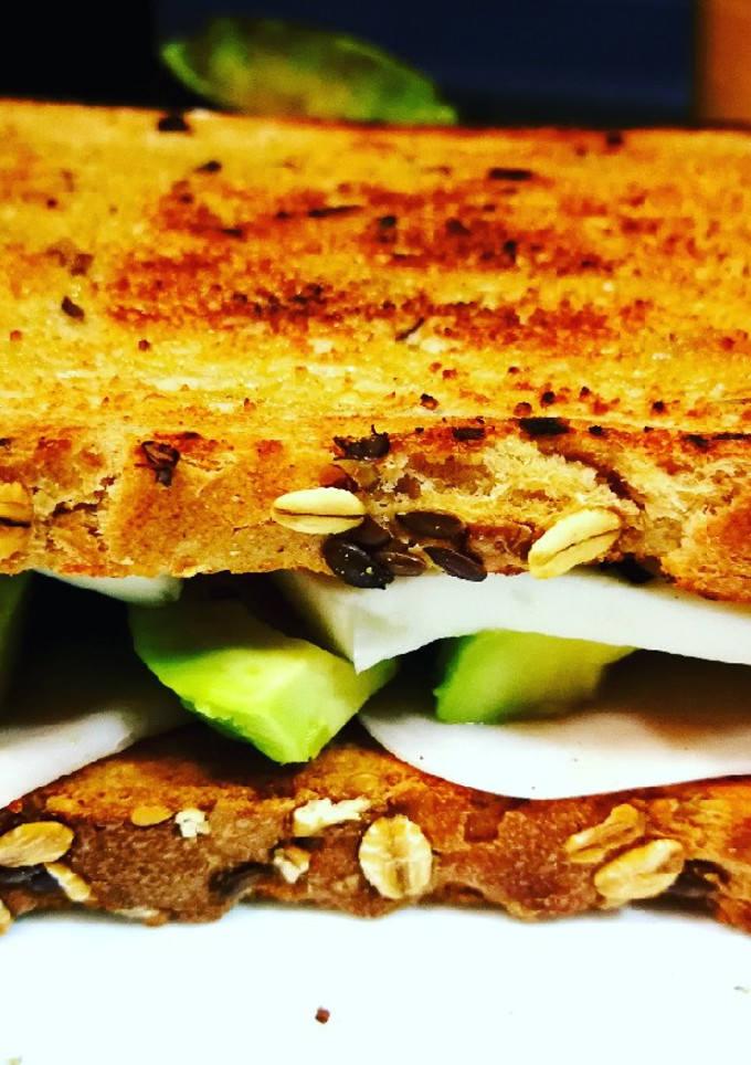 Una foto de Sándwich 8 cereales con jamón de pavo, aguacate y queso fresco