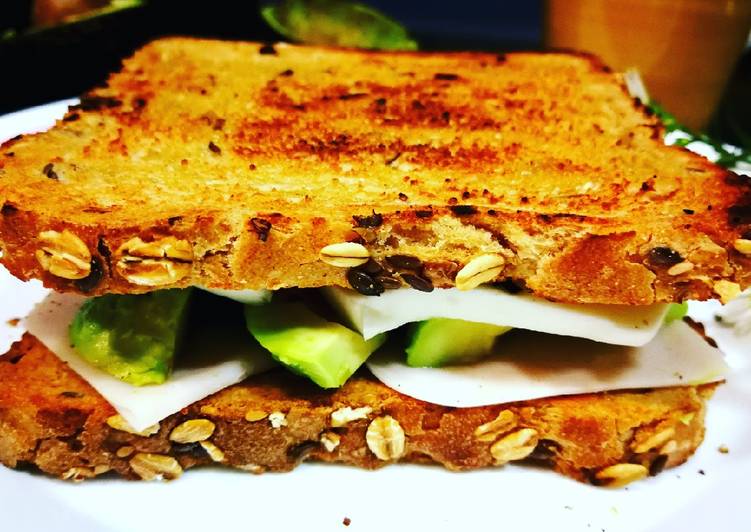 Sándwich 8 cereales con jamón de pavo, aguacate y queso fresco