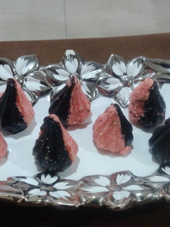 બિસ્કીટ એન્ડ નુટ્સ મોદક (Biscuit & Nuts Modak Recipe In Gujarati) રેસીપી મુખ્ય ફોટો