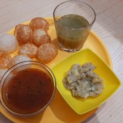 A picture of Pani puri with saunth ka pani.