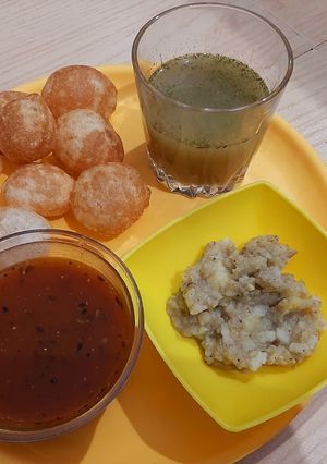 A picture of Pani puri with saunth ka pani.