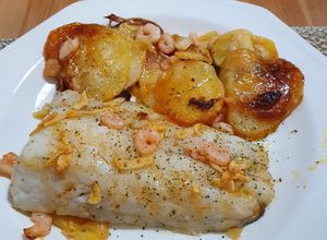 Foto principal de Lomos de merluza al horno con patata panadera