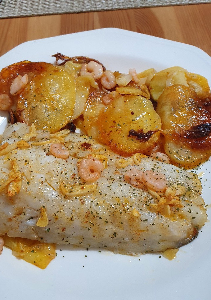 Una foto de Lomos de merluza al horno con patata panadera