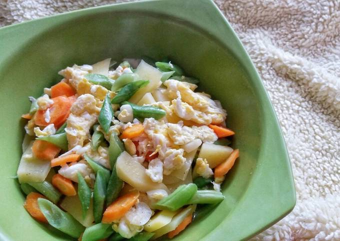 Stir Fried Carrots, Green Beans, Potatoes and Egg