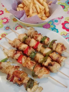 Una foto de Brochetas de pollo