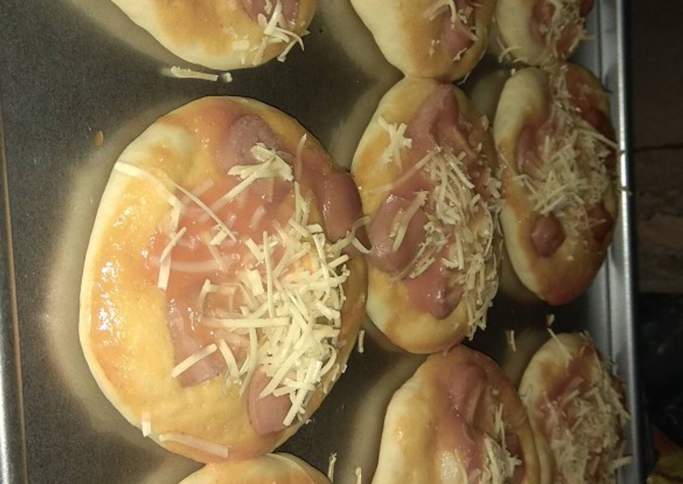 Pizza mini simple rotinya empuk banget.