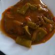 Medallón relleno de queso de cabra en salsa
