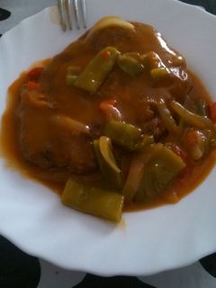 Una foto de Medallón relleno de queso de cabra en salsa