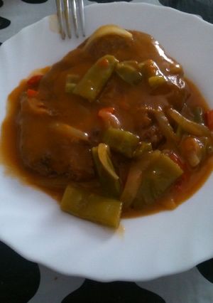 Una foto de Medallón relleno de queso de cabra en salsa