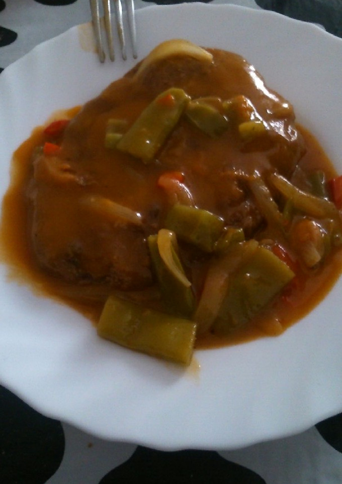 Una foto de Medallón relleno de queso de cabra en salsa