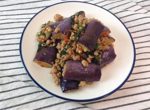 A picture of 🍆 Eggplant with Spicy Garlic Oyster Sauce | Quick Eggplant Stir Fried Thai Style.