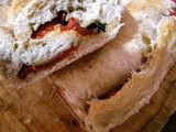 Pan de morrones rojos asados y mozzarella