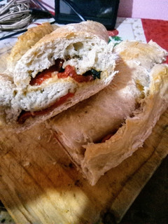 Una foto de Pan de morrones rojos asados y mozzarella